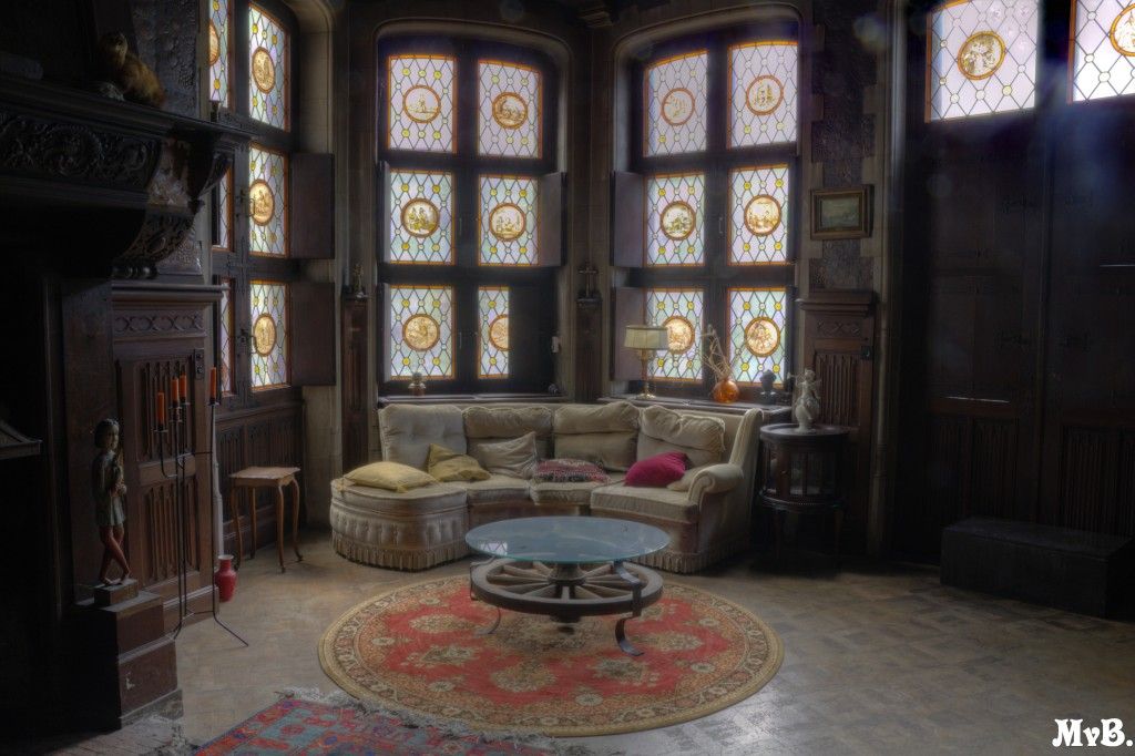 [img width=1024 height=682]http://i1262.photobucket.com/albums/ii615/micheleindhoven/Town%20mansion/1.jpg[/img]